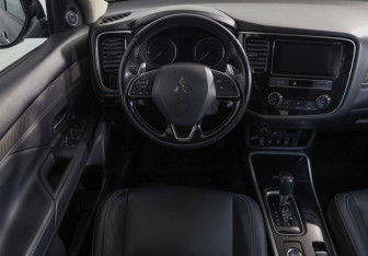 Подержанный автомобиль Mitsubishi Outlander 2019 года (10 фото)