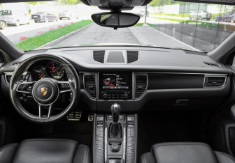 Подержанный автомобиль Porsche Macan 2018 года (12 фото)