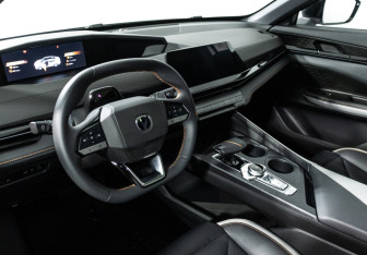 Подержанный автомобиль Changan UNI-V 2023 года (11 фото)