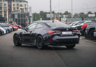 Подержанный автомобиль BMW M4 Coupe 2022 года (4 фото)