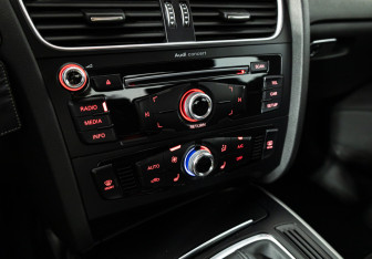 Подержанный автомобиль Audi A4 Sedan 2014 года (15 фото)