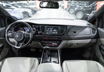 Подержанный автомобиль Kia Carnival 2017 года (17 фото)