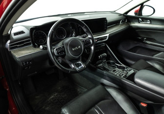 Подержанный автомобиль Kia K5 2022 года (11 фото)