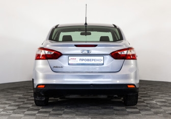 Подержанный автомобиль Ford Focus Sedan 2012 года (6 фото)