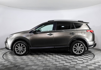 Подержанный автомобиль Toyota RAV4 2017 года (10 фото)