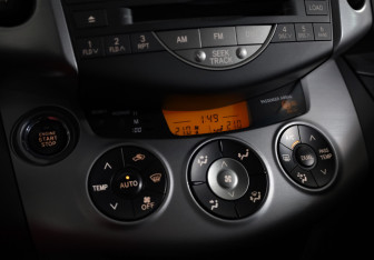 Подержанный автомобиль Toyota RAV4 2008 года (17 фото)