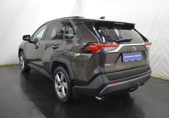 Подержанный автомобиль Toyota RAV4 2019 года (7 фото)