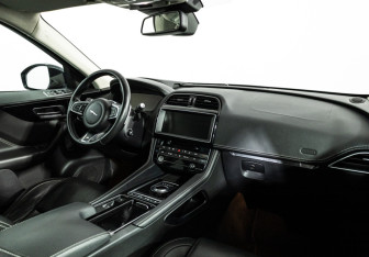 Подержанный автомобиль Jaguar F-Pace 2016 года (9 фото)