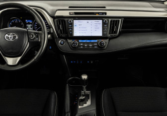 Подержанный автомобиль Toyota RAV4 2018 года (14 фото)
