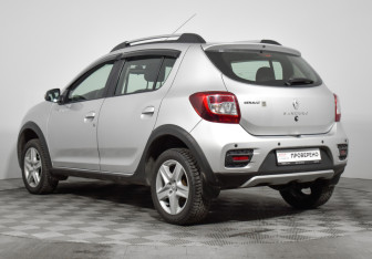 Подержанный автомобиль Renault Sandero 2015 года (7 фото)