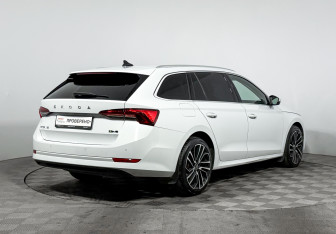 Подержанный автомобиль Skoda Octavia Wagon 2021 года (5 фото)