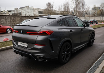 Подержанный автомобиль BMW X6 2022 года (4 фото)