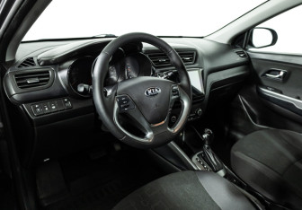 Подержанный автомобиль Kia Rio Hatchback 2017 года (11 фото)
