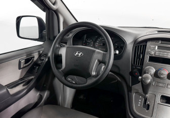 Подержанный автомобиль Hyundai Grand Starex 2011 года (18 фото)