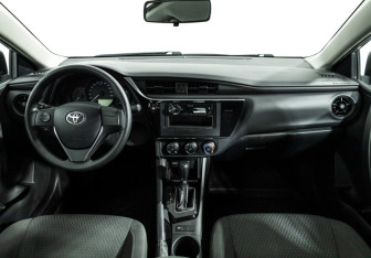 Подержанный автомобиль Toyota Corolla Sedan 2018 года (13 фото)