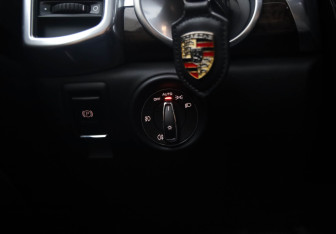 Подержанный автомобиль Porsche Cayenne 2015 года (18 фото)