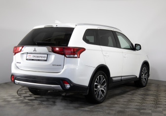 Подержанный автомобиль Mitsubishi Outlander 2017 года (5 фото)