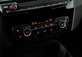 Подержанный автомобиль BMW X1 2020 года (16 фото)