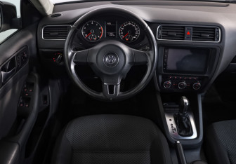 Подержанный автомобиль Volkswagen Jetta Sedan 2014 года (9 фото)