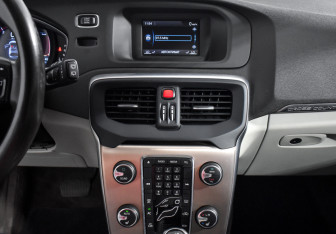 Подержанный автомобиль Volvo V40 Cross Country 2016 года (17 фото)