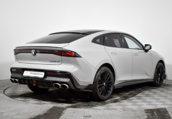 Подержанный автомобиль Changan UNI-V 2023 года (5 фото)