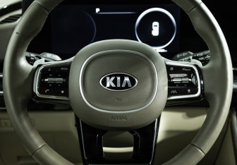 Подержанный автомобиль Kia Carnival 2021 года (15 фото)