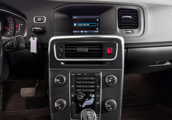 Подержанный автомобиль Volvo S60 2013 года (17 фото)