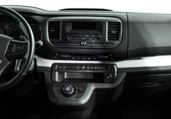 Подержанный автомобиль Peugeot Traveller 2019 года (14 фото)