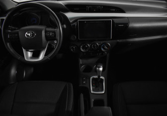 Подержанный автомобиль Toyota Hilux 2015 года (14 фото)