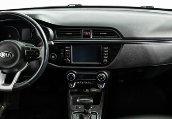Подержанный автомобиль Kia Rio Sedan 2018 года (14 фото)