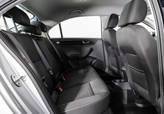 Подержанный автомобиль Skoda Rapid Liftback 2018 года (17 фото)