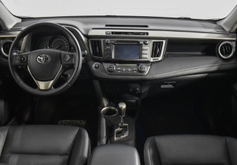 Подержанный автомобиль Toyota RAV4 2015 года (13 фото)