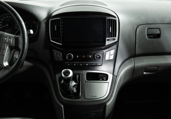 Подержанный автомобиль Hyundai H-1 2021 года (14 фото)