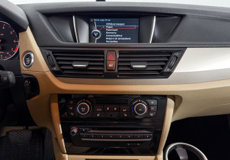 Подержанный автомобиль BMW X1 2013 года (18 фото)