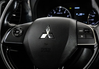Подержанный автомобиль Mitsubishi Outlander 2016 года (11 фото)