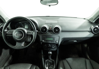 Подержанный автомобиль Audi A1 2011 года (13 фото)