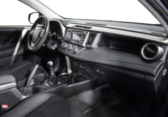Подержанный автомобиль Toyota RAV4 2015 года (12 фото)