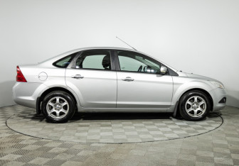 Подержанный автомобиль Ford Focus Sedan 2010 года (4 фото)