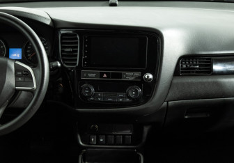 Подержанный автомобиль Mitsubishi Outlander 2019 года (14 фото)
