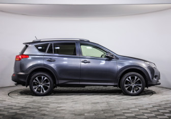 Подержанный автомобиль Toyota RAV4 2015 года (4 фото)