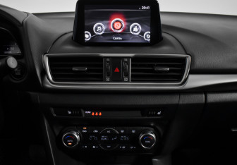 Подержанный автомобиль Mazda 3 Hatchback 2018 года (16 фото)