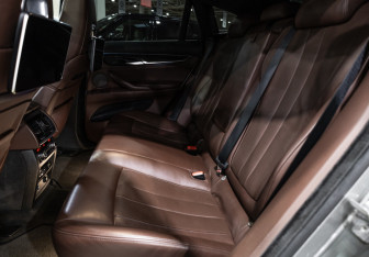 Подержанный автомобиль BMW X6 M 2015 года (12 фото)