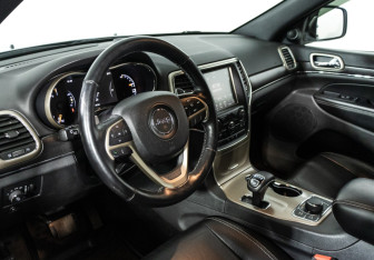 Подержанный автомобиль Jeep Grand Cherokee 2015 года (11 фото)