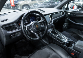 Подержанный автомобиль Porsche Macan 2018 года (16 фото)