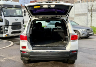 Подержанный автомобиль Toyota Highlander 2010 года (7 фото)