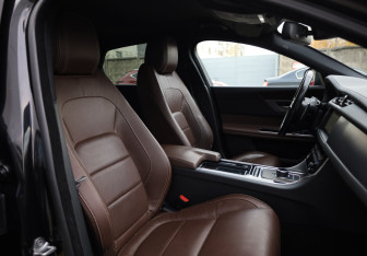 Подержанный автомобиль Jaguar XF Sedan 2017 года (12 фото)