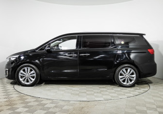 Подержанный автомобиль Kia Carnival 2017 года (8 фото)