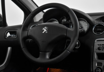 Подержанный автомобиль Peugeot 308 Hatchback 2009 года (15 фото)