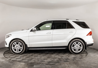 Подержанный автомобиль Mercedes-Benz GLE 2015 года (10 фото)