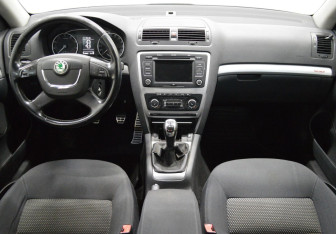 Подержанный автомобиль Skoda Octavia Wagon 2011 года (14 фото)